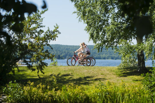 Pyöräilijät Vesijärven rannalla pyöräily järvi Lahti Biking by Lake Vesijärvi Lahti