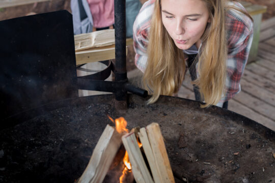 Lapakisto nuotiopaikka tyttö puhaltaa tuleen luontopolku nature trail open fire Lahti