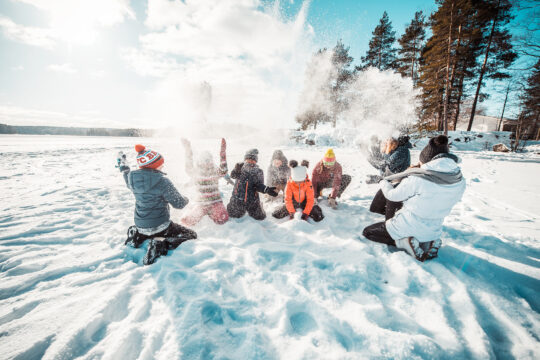 Pajulahti talvi lumileikit playing in the snow