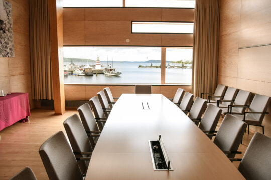 Sibeliustalo kokoustila järvinäkymällä kongressisiipi Koivu-kokoustila Sibelius Hall meeting room with a lake view congress wing
