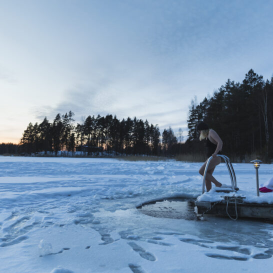 Talviuimari laskeutumassa avantoon winter swimming