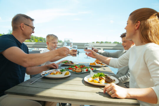 Perhe syömässä veden äärellä Ravintola RantaCasino restaurant