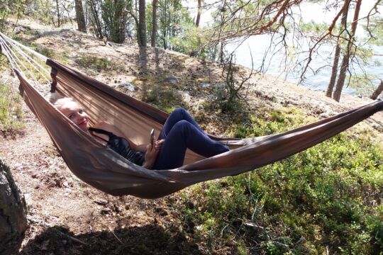 Best Lake Nature Adventures riippumatto Metsän syli -retkellä Lahti