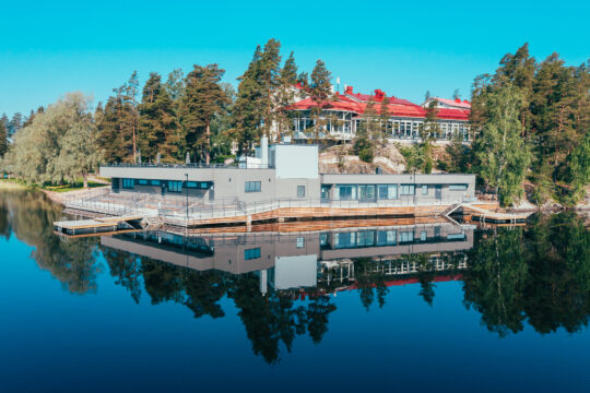 Liikuntakeskus Pajulahti järven rannalla