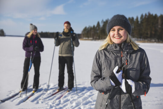 Talvi hiihto järven jäällä