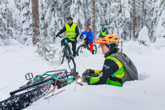 Salpausselkä Trails pyöräilijä hangessa talvella