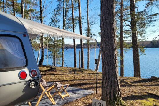 Matkailuvaunu järven rannalla Camping Heinäsaari