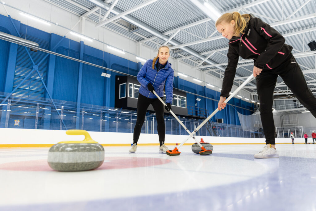 Curling Vierumäen jäähallissa