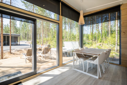 Premium Resorts Vierumäki näkymä ruokahuoneesta ikkunaseinien läpi metsään