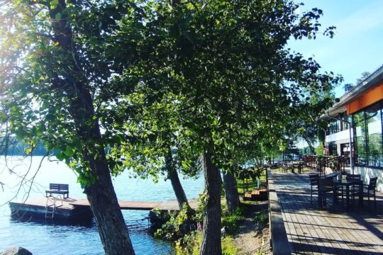 Hotelli Kumpeli Spa terassi ja laituri Kymenvirran varrella