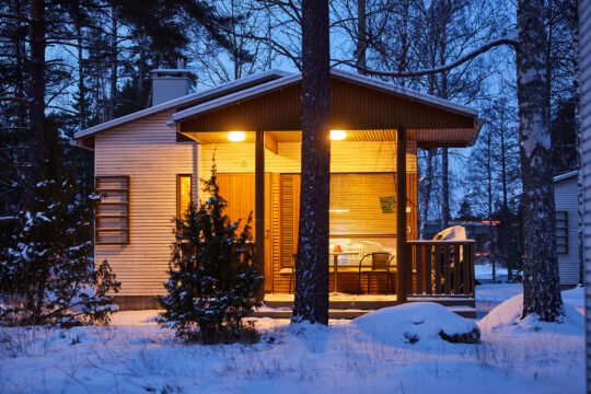 Heinolan Heinäsaari mökki talvisessa pihapiirissä