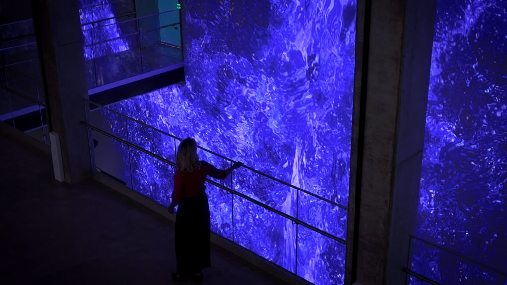 Lahden visuaalisten taiteiden museo Malva, nainen katsomassa interaktiivista Ahto-taideteosta