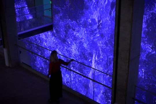 Lahden visuaalisten taiteiden museo Malva, nainen katsomassa interaktiivista Ahto-taideteosta