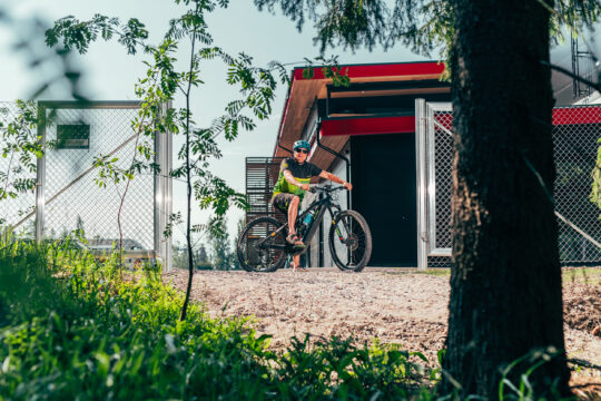 Salpausselkä Park pyöräilijä ulkona
