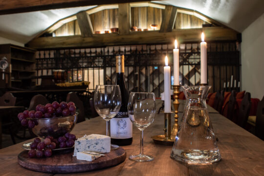 Lossirannan kartano viinikellari, viiniä ja juustoja kynttilän valossa