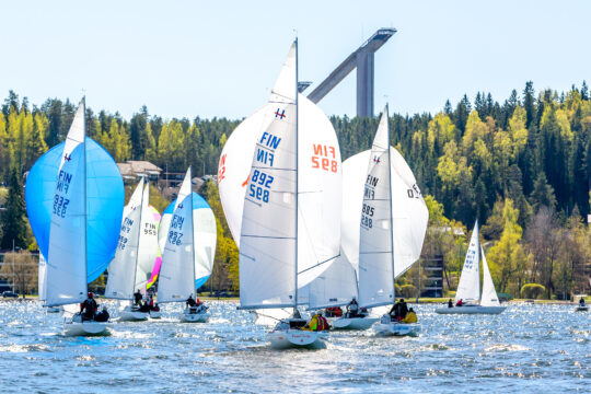 Purjehdusta Vesijärvellä, taustalla hyppyrimäki