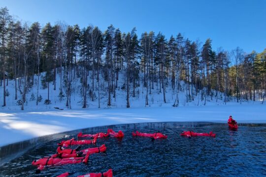 Nature Escape elämyskellujat talvisella Vierumäen Valkjärvellä