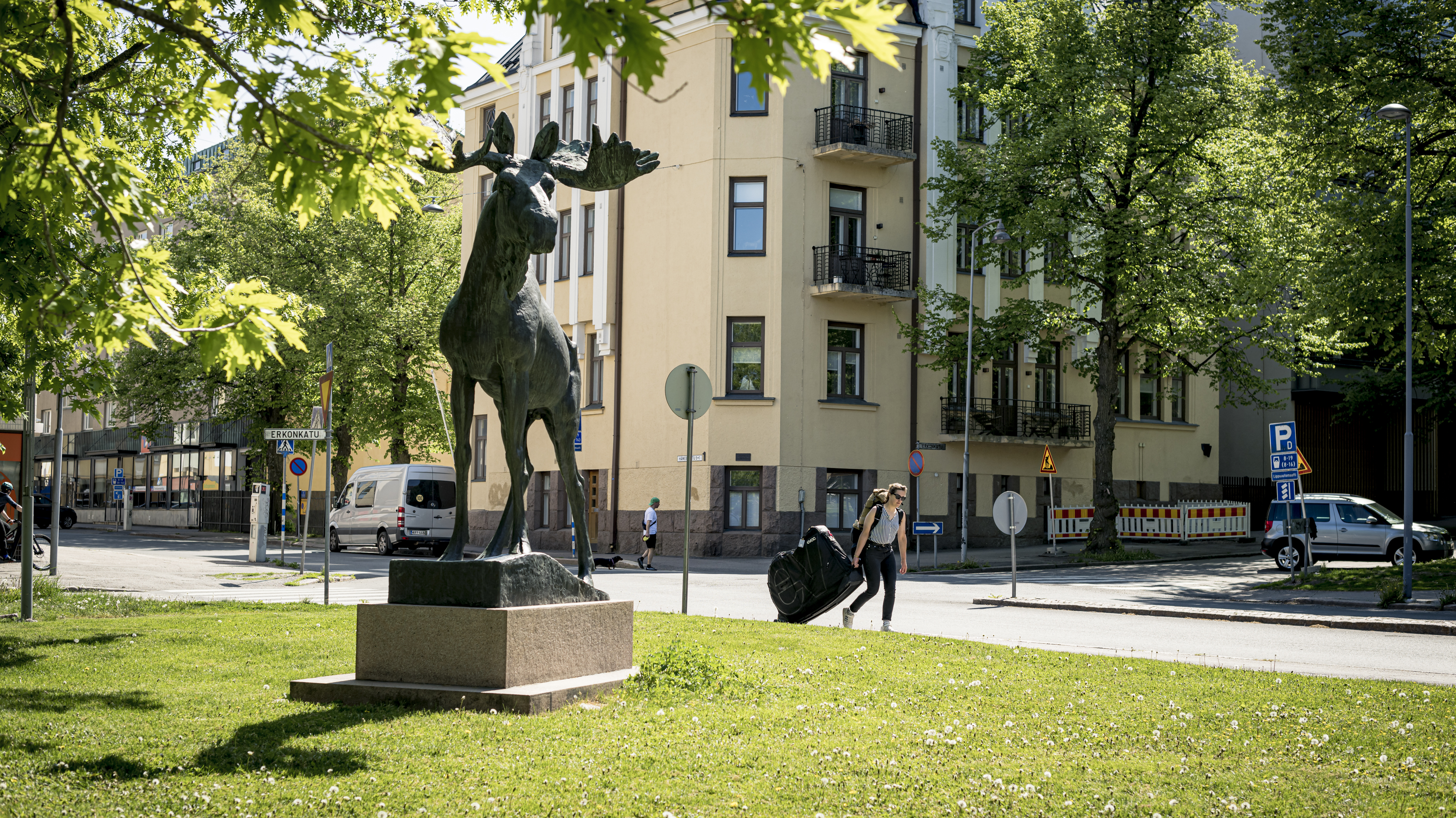 Matkailija pyörälaukun kanssa Lahden keskustan Erkonpuistossa