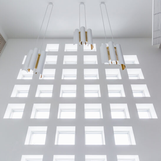 Ristinkirkon pienet lasiset ikkunat ristin muodossa