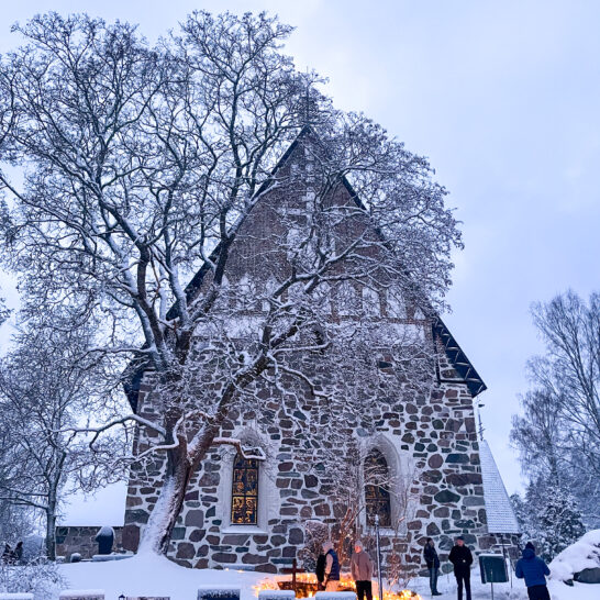 Hollolan keskiaikainen kirkko talvimaisemassa.