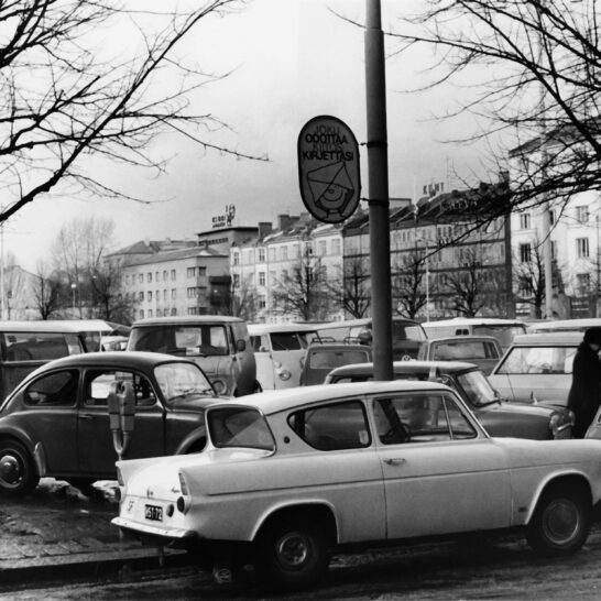 näkymä Torikadulta Lahden kauppatorille, pysäköityjä autoja, 1973, kuva lahden taideoppilaitos