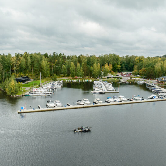 Veneet sataman edustalla. Vääksyn Majakkapaviljonki