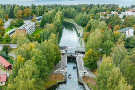 Ilmakuva Vääksyn kanavasta. Syksy