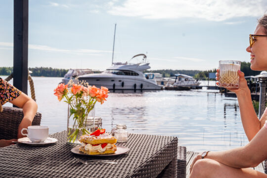 Terassikahvilla Lehmonkärjen vierasvenelaiturissa
