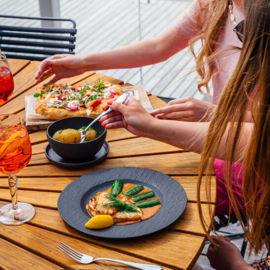 Tytöt syömässä kesäistä lounasta Ilola Innin terassilla