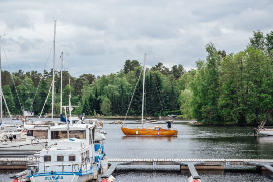 Veneet Padasjoen satamassa