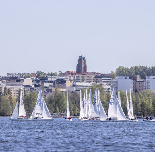 Purjeveneet Lahden Vesijärvellä ja kaupungintalo taustalle