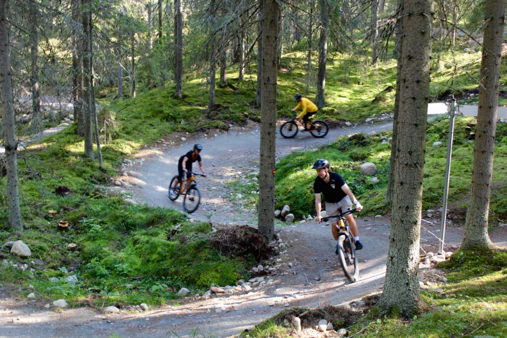 Vierumäki, Ilkankuru Bike Flow -maastopyörärata, pyöräilijät laskemassa mutkaista rataa