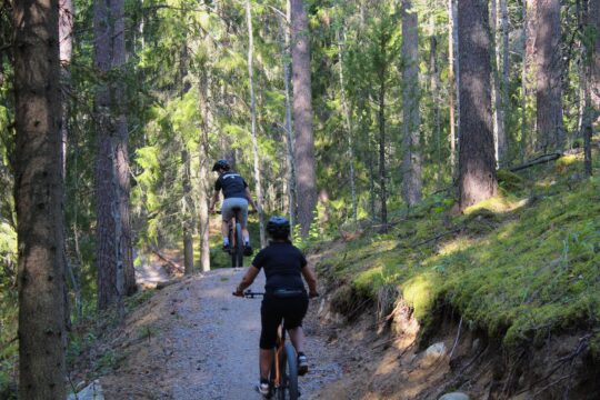 Vierumäki, Ilkankuru Bike Flow -maastopyörärata, pyöräilijät laskemassa rataa