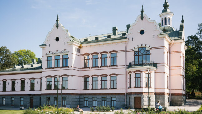 Lahden historiallinen museo, vaaleanpunainen julkisivu kesällä