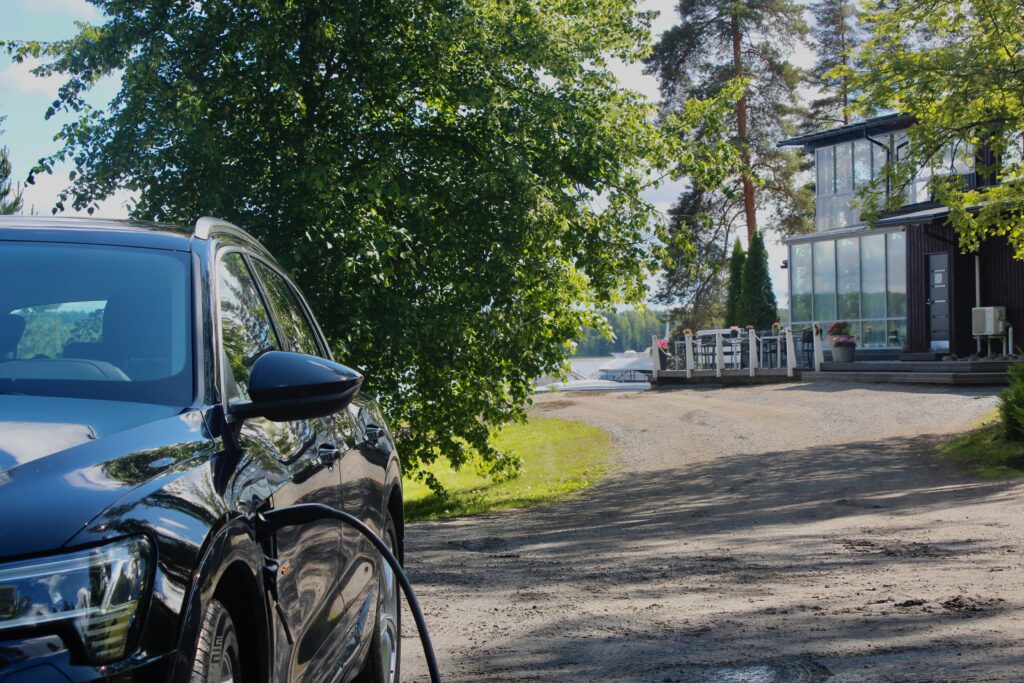 Lehmonkärki Resort sähköauton latauspiste Päijänteen rannalla