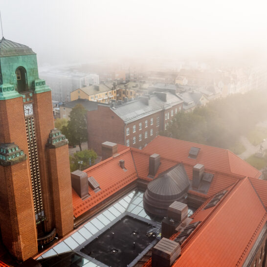 Ilmakuva Lahden kaupungintalosta sumussa