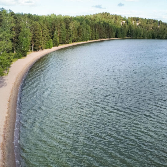 Kalmarinrannan pitkä hiekkaranta ilmasta kuvattuna