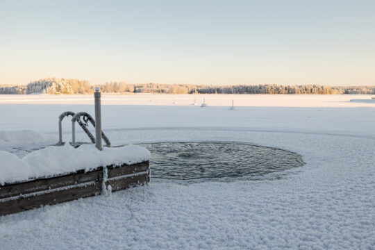 Avanto laiturin päässä, luminen maisema