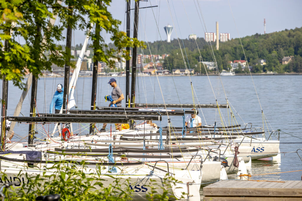 Purjeveneet Myllysaaren satamassa. Taustalla Lahden satama