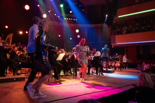 Sinfonia Lahti ja Lauluyhtye Rajattoman konsertti Sibeliustalon Pääsalissa
