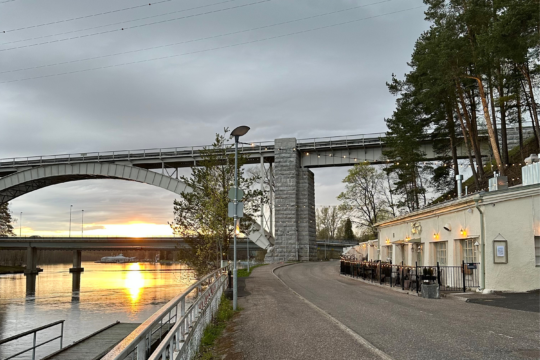 Tango & Matto ravintola Heinolassa, ravintola kuvattu ilta-aurinkoa vasten
