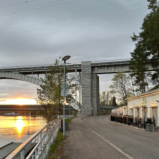 Tango & Matto ravintola Heinolassa, ravintola kuvattu ilta-aurinkoa vasten