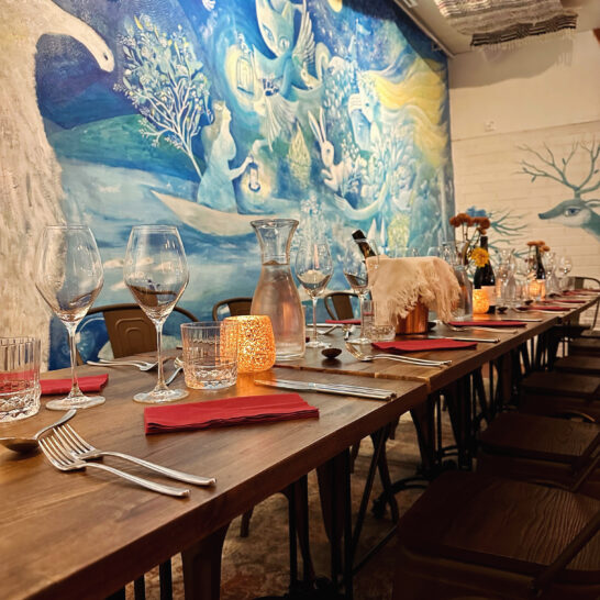 Tango & Matto ravintola Heinola pitkä pöytä muraaliseinän ääressä