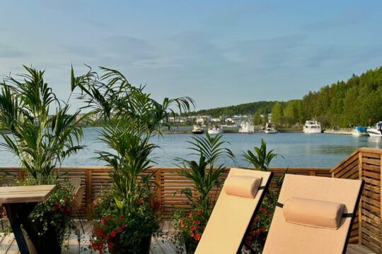 Ravintola Lokki Teivaan Hehku -saunamaailman terassi aurinkotuoleineen