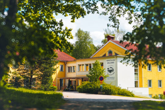 Enjoy Nature B&B keltainen julkisivu