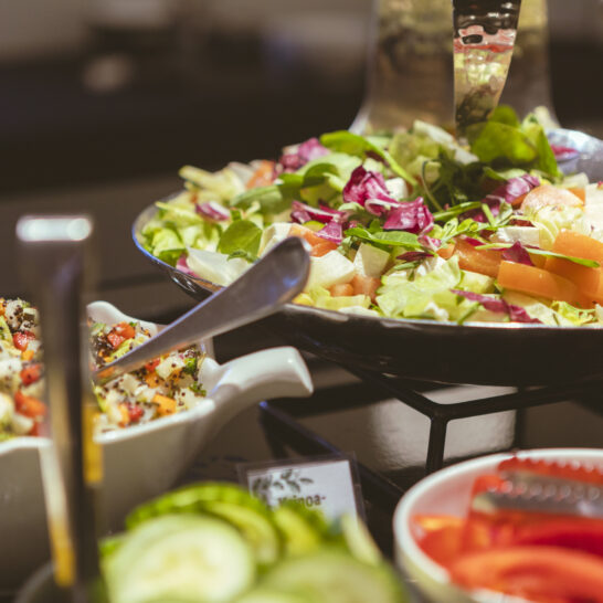 Ravintola Eliel brunssipöydän tarjoiluja