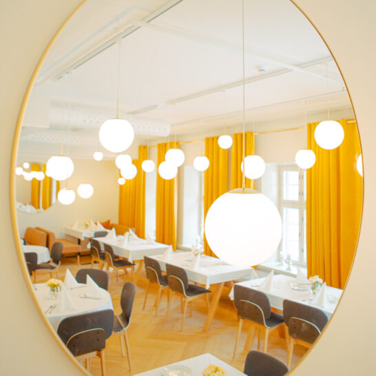 Ravintola Eliel heijastus ravintolasaliin peilin kautta