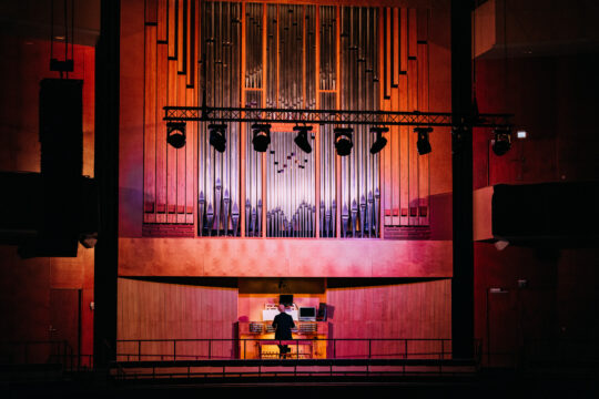 Ristinkirkon punaiseksi valaistut urut Lahden kansainvälisellä urkuviikolla. Lahti Organ Festival