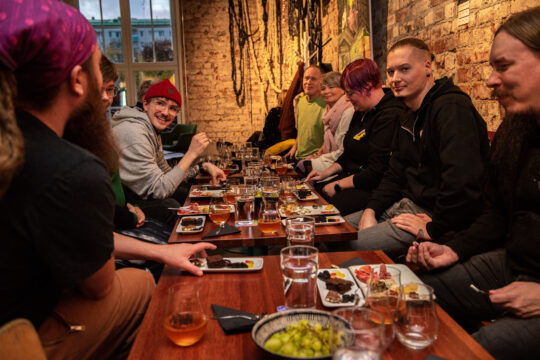 Ant Brew illanistujaiset oluttastingin merkeissä