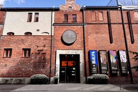 Lahden visuaalisten taiteiden museo Malvan sisäänkäynti. Tiiliseinää.